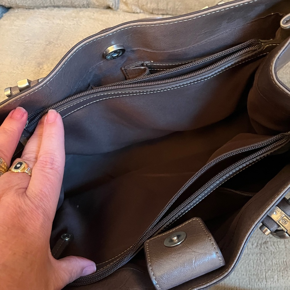 Elegant Liz Claiborne Taupe Shoulder Bag - Picture 7 of 12